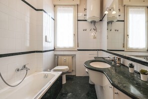 Douche, sèche-cheveux, bidet, serviettes fournies