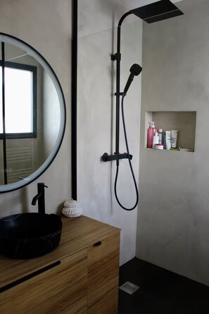 Shower, hair dryer, towels, soap - Pays Basque: Family home with large garden, close to mountains and ocean! (Mouguerre)
