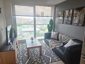 TV - Elegant 2 Bedroom Suite in Toronto | Elm Ledbury (Toronto)