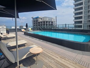 Pool - Elegant 2 Bedroom Suite in Toronto | Elm Ledbury (Toronto)