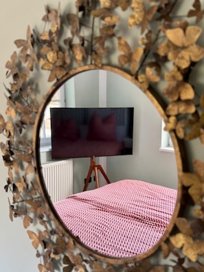 Een strijkplank/strijkijzer, wifi, beddengoed