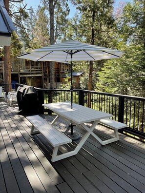 Outdoor dining - The Little Dipper Cabin (Shaver Lake)