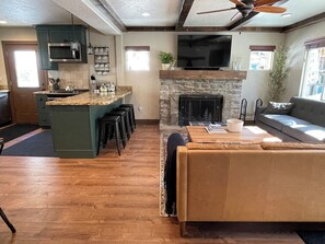 TV, fireplace, offices - The Little Dipper Cabin (Shaver Lake)
