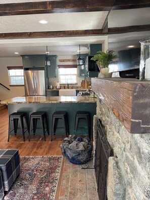 Fridge, microwave, oven, stovetop - The Little Dipper Cabin (Shaver Lake)