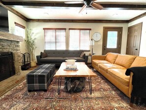 TV, fireplace, offices - The Little Dipper Cabin (Shaver Lake)