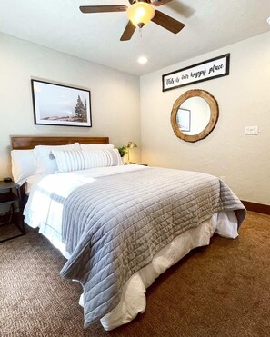 Iron/ironing board, travel cot, free WiFi, bed sheets - The Little Dipper Cabin (Shaver Lake)