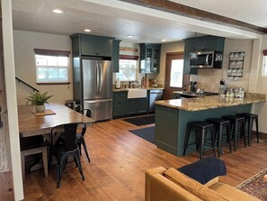 Fridge, microwave, oven, stovetop - The Little Dipper Cabin (Shaver Lake)