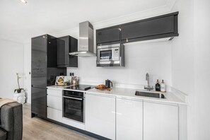 Cookware/dishes/utensils - Newland Suite (Chester)