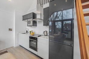 Dishwasher, cookware/dishes/utensils - Southview Apartment (Chester)