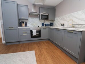 Cottage | Private kitchen | Dishwasher, cookware/dishes/utensils - Kingsley Loft (Chester)