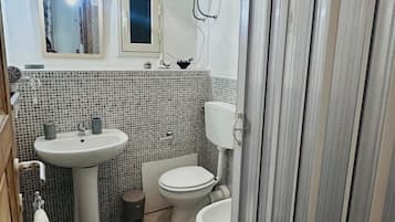 SĂšche-cheveux, serviettes fournies, savon, papier toilette