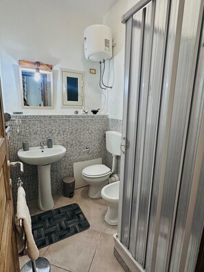 Haartrockner, Handtücher, Seife, Toilettenpapier