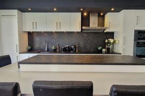 Private kitchen - VILLA La Mazal, Bord de Mer, Balnéo, Piscine Clim (Sète)