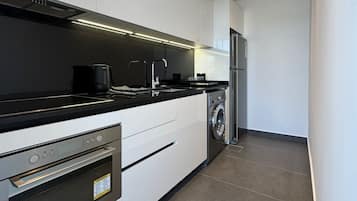 Køleskab/fryser i fuld størrelse, mikrobølgeovn, ovn, kogeplade