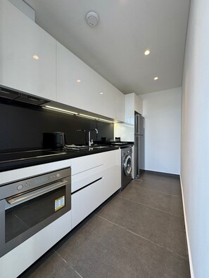 Full-sized fridge, microwave, oven, stovetop - Saifi apartments (Beirut)