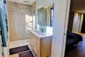 Shower, hair dryer, soap - VILLA des Rêves, Superbe Vue, Swimming Pool, Prox center (Sète)