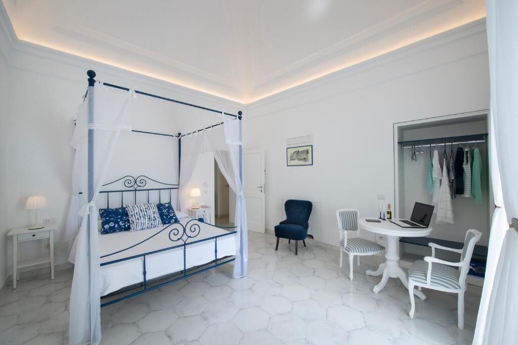 Deluxe Suite, Sea View | In-room safe, soundproofing, iron/ironing board, free WiFi