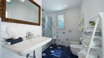 Suite Superior, vista mare | Bagno | Pantofole, bidet