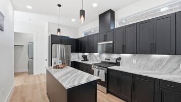 Microondas, horno, placa de cocina y lavavajillas