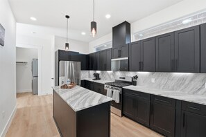 Micro-ondes, four, plaque de cuisson, lave-vaisselle