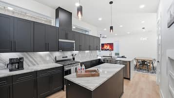 Microondas, horno, placa de cocina y lavavajillas