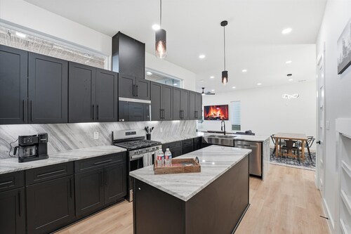 Modern EaDo Retreat w/ Private Rooftop+Skyline Views/FULLY STOCKED