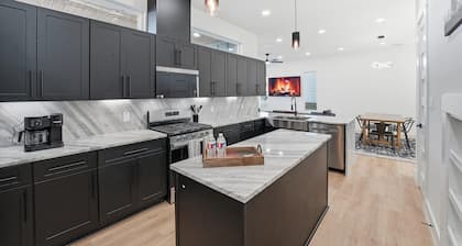 Modern EaDo Retreat w/ Private Rooftop+Skyline Views/FULLY STOCKED