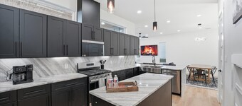 Modern EaDo Retreat w/ Private Rooftop+Skyline Views/FULLY STOCKED