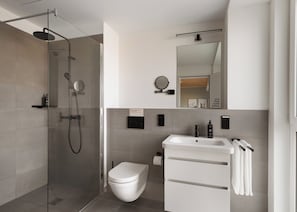 Suíte conforto, 1 cama Queen e sofá-cama | Banheiro | Chuveiro, produtos de toalete grátis, secador de cabelo