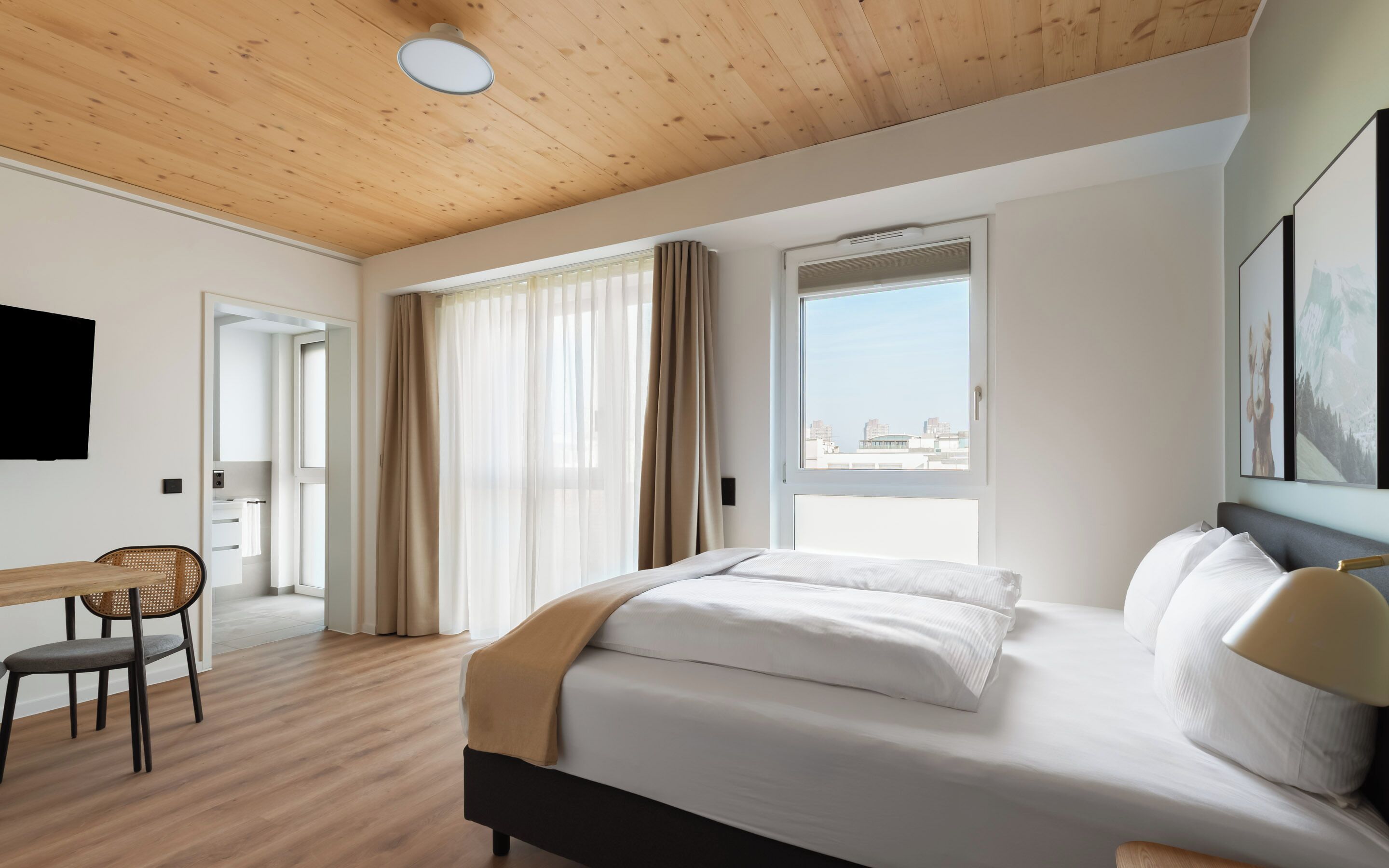 Rom – comfort, 1 queensize-seng | Individuelt dekorert, individuelt innredet og skrivebord