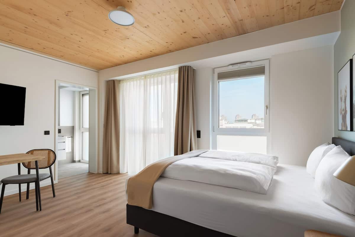 Comfort kamer, 1 queensize bed | Individueel gedecoreerd, individueel gemeubileerd, een bureau