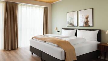 Suite Barrier Free | Individually decorated, individually furnished, desk, laptop workspace