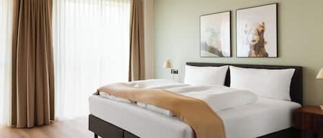 Suite, rullestolvennlig dusj | Individuelt dekorert, individuelt innredet og skrivebord