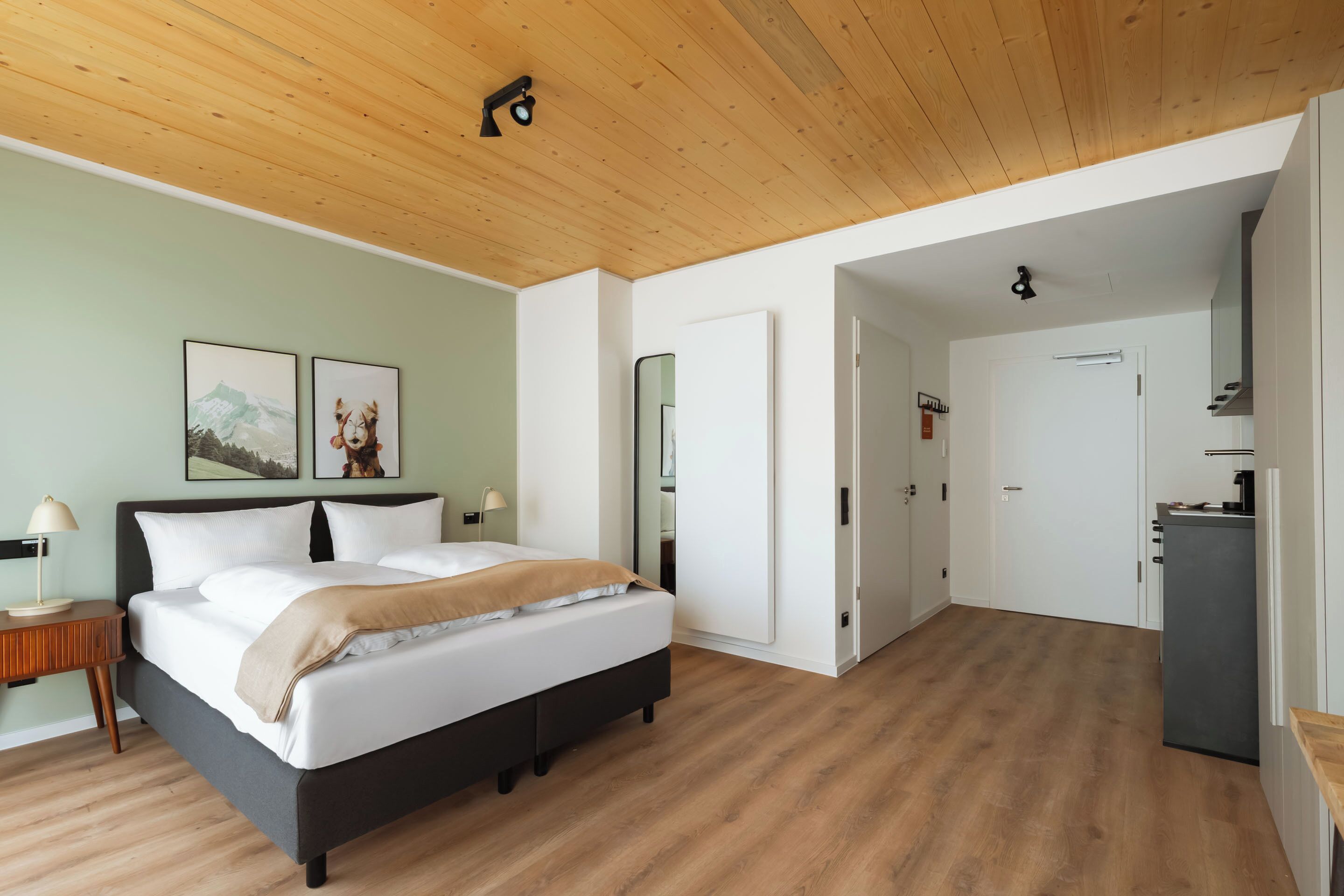 Suite, rolstoeltoegankelijke douche | Individueel gedecoreerd, individueel gemeubileerd, een bureau