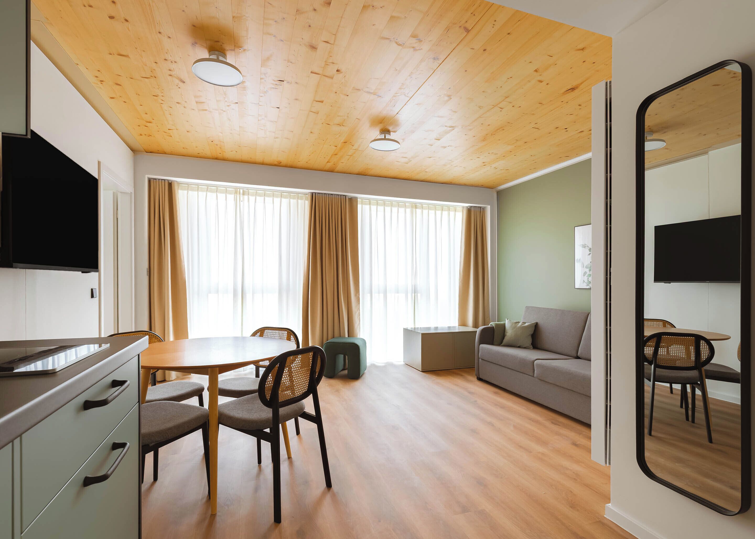 Comfort suite, 1 queensize bed met slaapbank | Individueel gedecoreerd, individueel gemeubileerd, een bureau