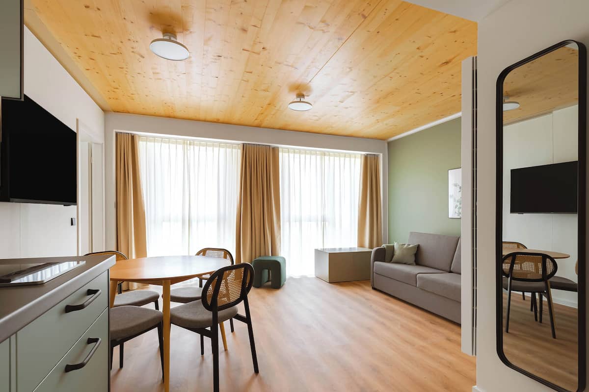 Comfort suite, 1 queensize bed met slaapbank | Individueel gedecoreerd, individueel gemeubileerd, een bureau