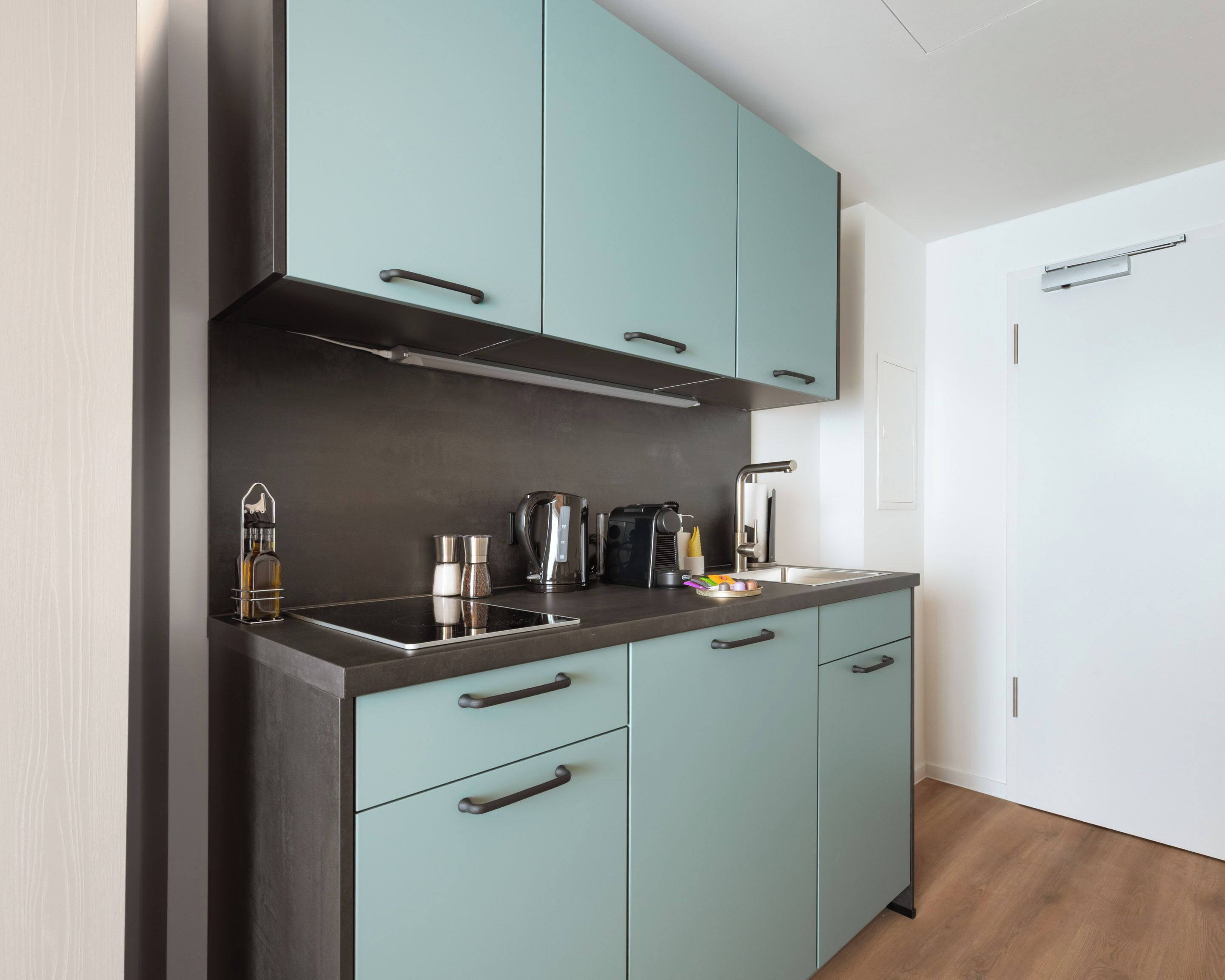 Suite | Privékeuken | Een espressoapparaat, een waterkoker