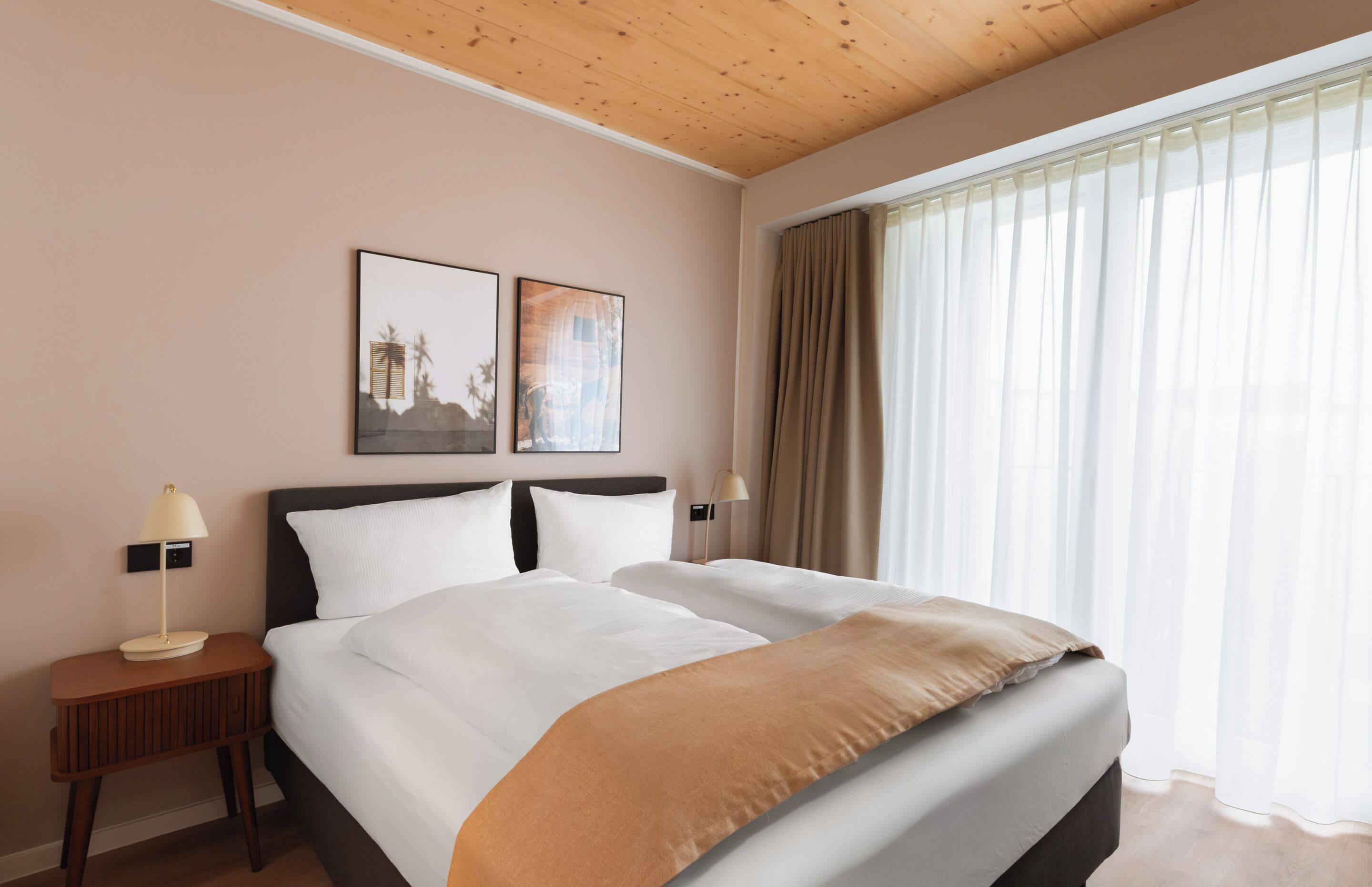 Suite | Individueel gedecoreerd, individueel gemeubileerd, een bureau