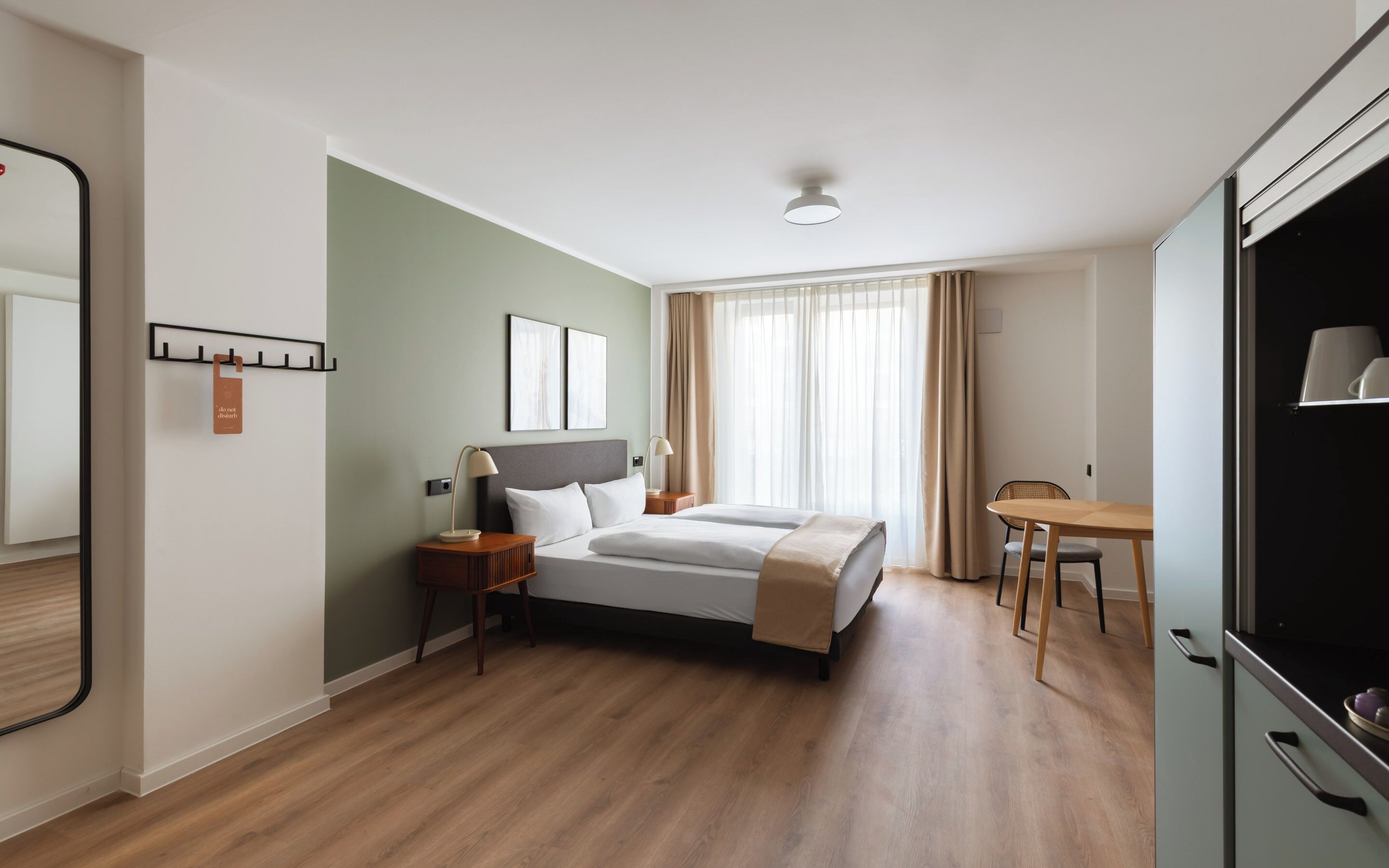 Suite, douche met handgrepen | Individueel gedecoreerd, individueel gemeubileerd, een bureau