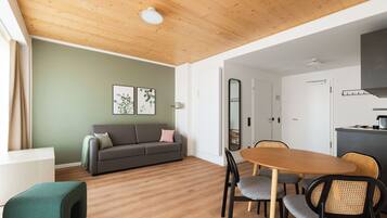 Comfort suite, 1 queensize bed met slaapbank | Individueel gedecoreerd, individueel gemeubileerd, een bureau