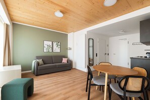 Comfort suite, 1 queensize bed met slaapbank | Individueel gedecoreerd, individueel gemeubileerd, een bureau