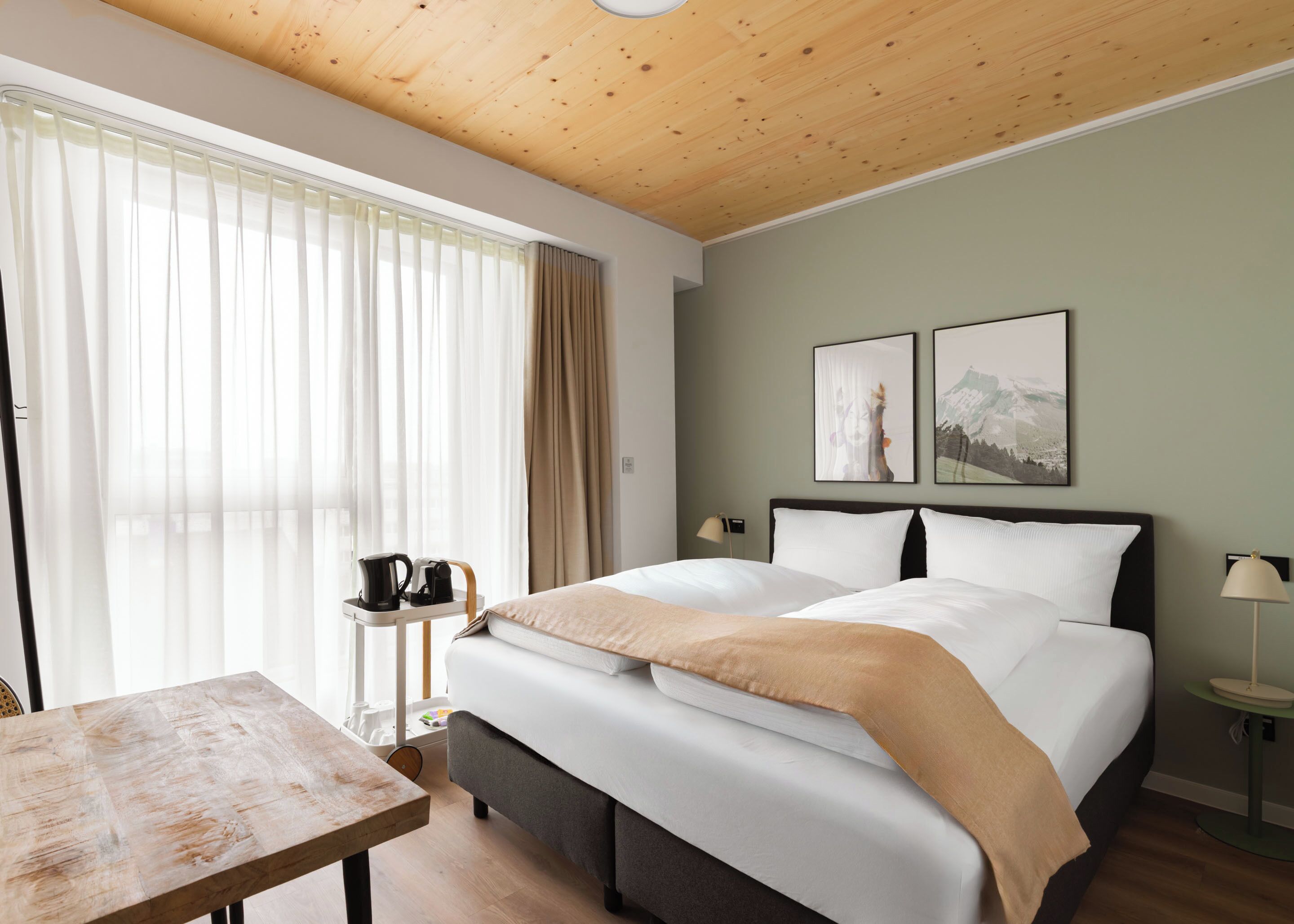 Kamer, 1 queensize bed | Individueel gedecoreerd, individueel gemeubileerd, een bureau