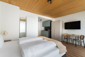 Suite, ducha adaptada | Decoración individual, mobiliario individual, escritorio