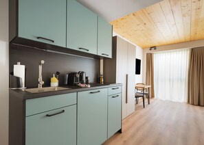 Suite, regadera para personas con discapacidad | Cocina privada | Cafetera de espresso y tetera eléctrica 