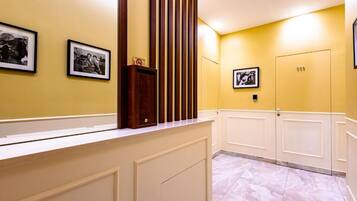 Habitación Confort doble, balcón, vistas al patio | Interior