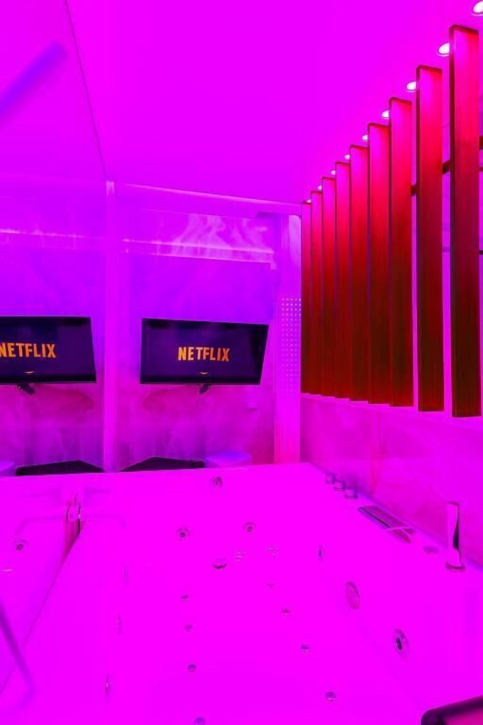 Juniorsvit - balkong - utsikt mot innergården | Privat bubbelpool