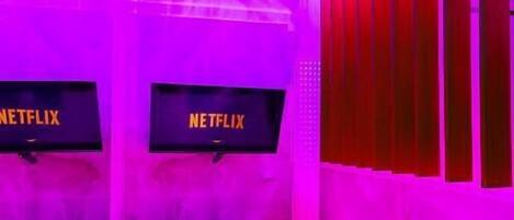 Junior Suite, Balcony, Courtyard View | Private spa tub