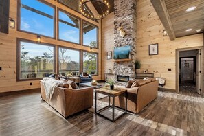 Smart TV, fireplace, video games - Crown Point Reserve ~ Indoor Pool ~ Incredible Views! (Sevierville)