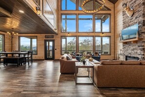 Smart TV, fireplace, video games - Crown Point Reserve ~ Indoor Pool ~ Incredible Views! (Sevierville)