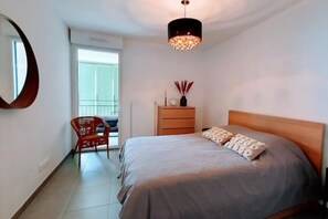 1 dormitorio, tabla de planchar con plancha, wifi y ropa de cama